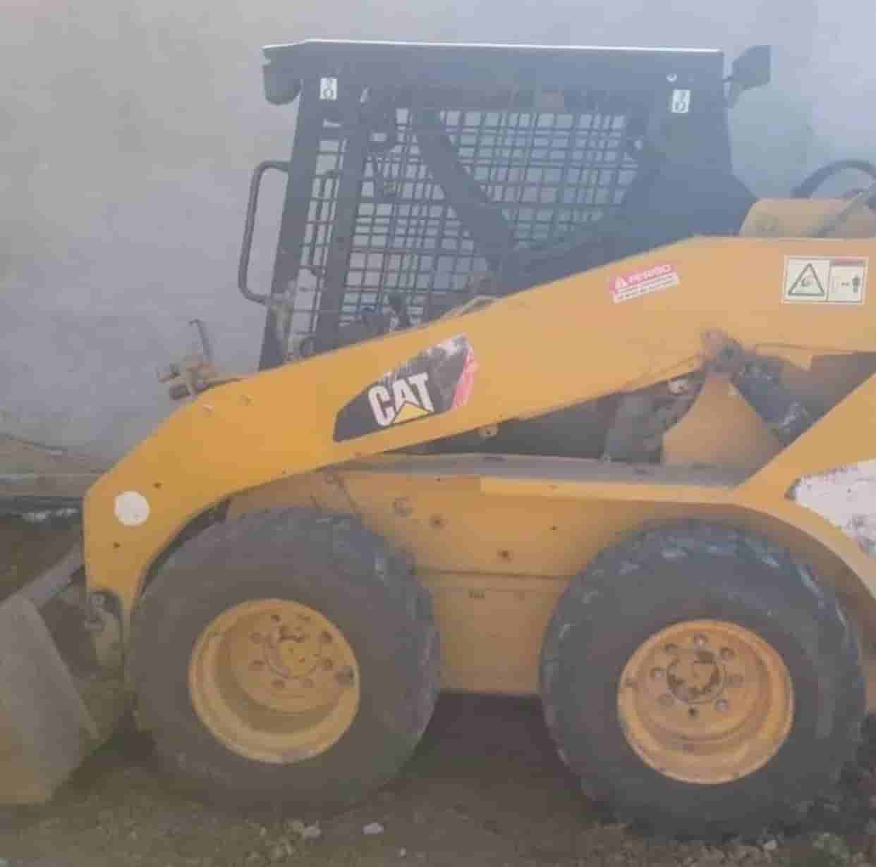 Mini Carregadeira Caterpillar 242B 2013