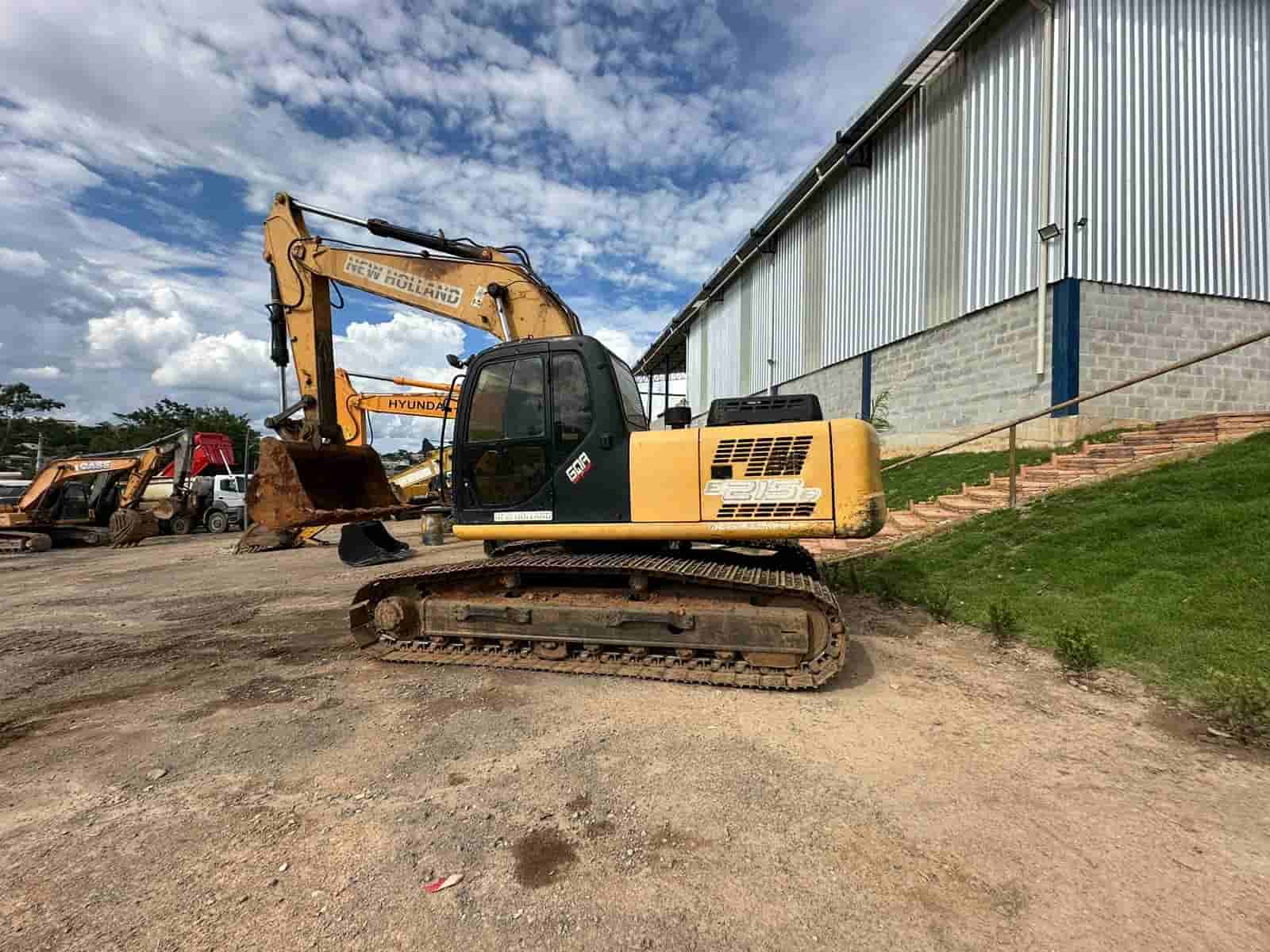 Escavadeira New Holland E215 2008