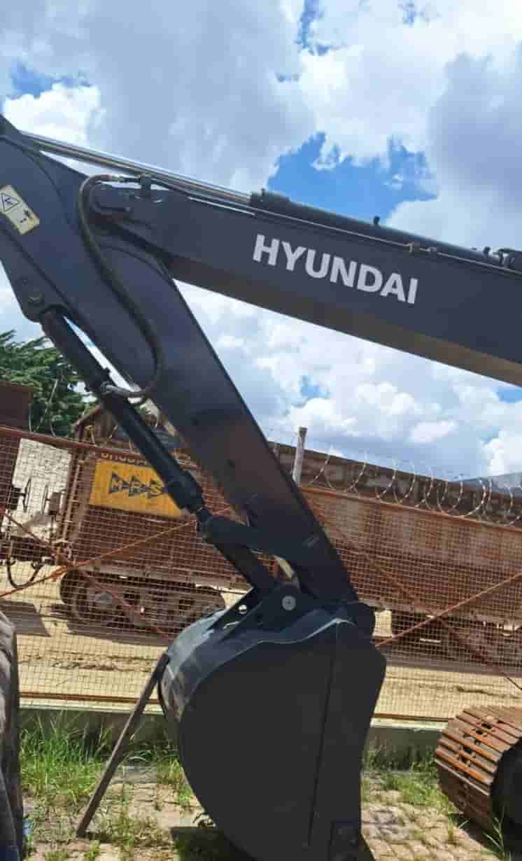 Escavadeira Hyundai 200 2021