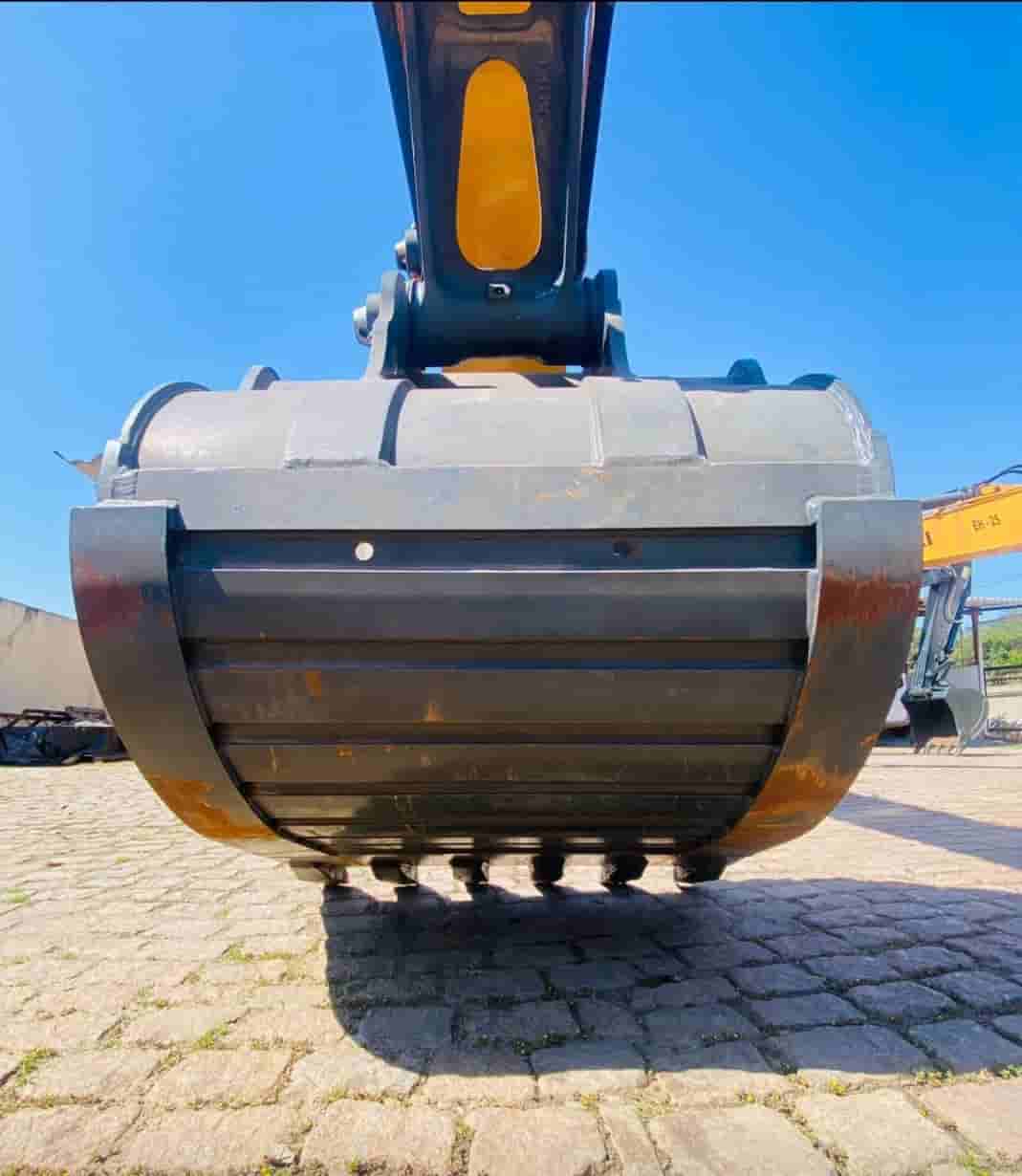 Escavadeira Hyundai 260 LC-9 2020, com 7000 horas
