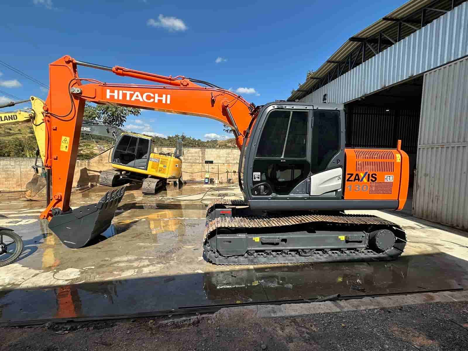 Escavadeira Hitachi ZX130  2017
