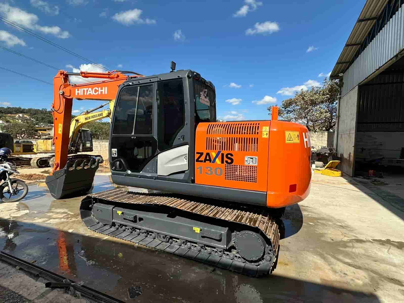 Escavadeira Hitachi ZX130  2017