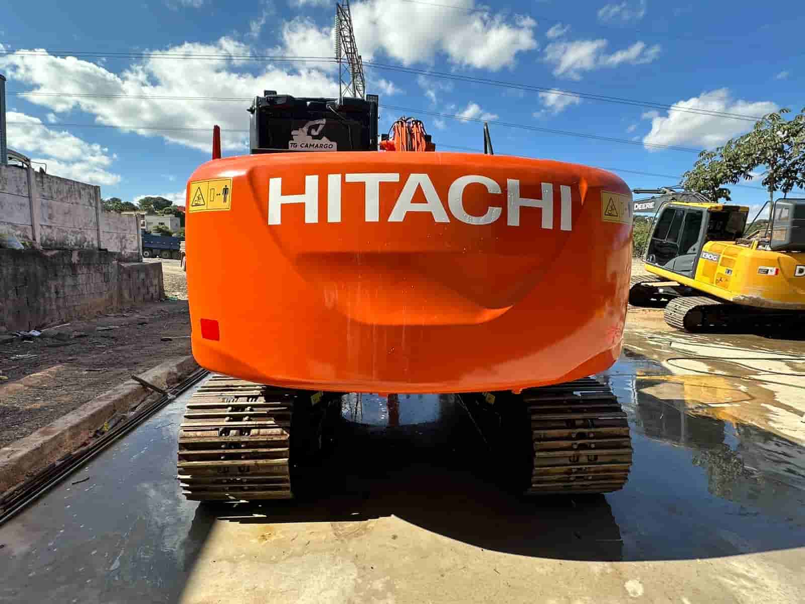 Escavadeira Hitachi ZX130  2017