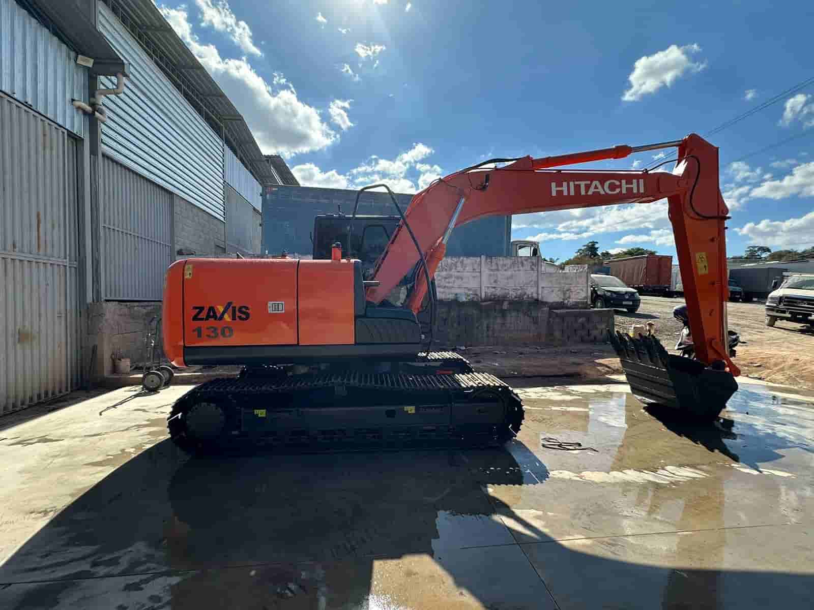 Escavadeira Hitachi ZX130  2017