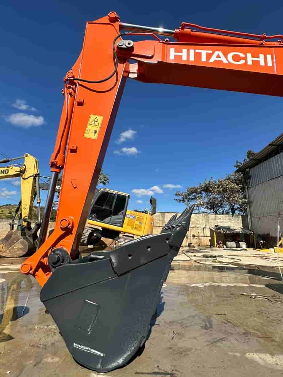 Escavadeira Hitachi ZX130  2017
