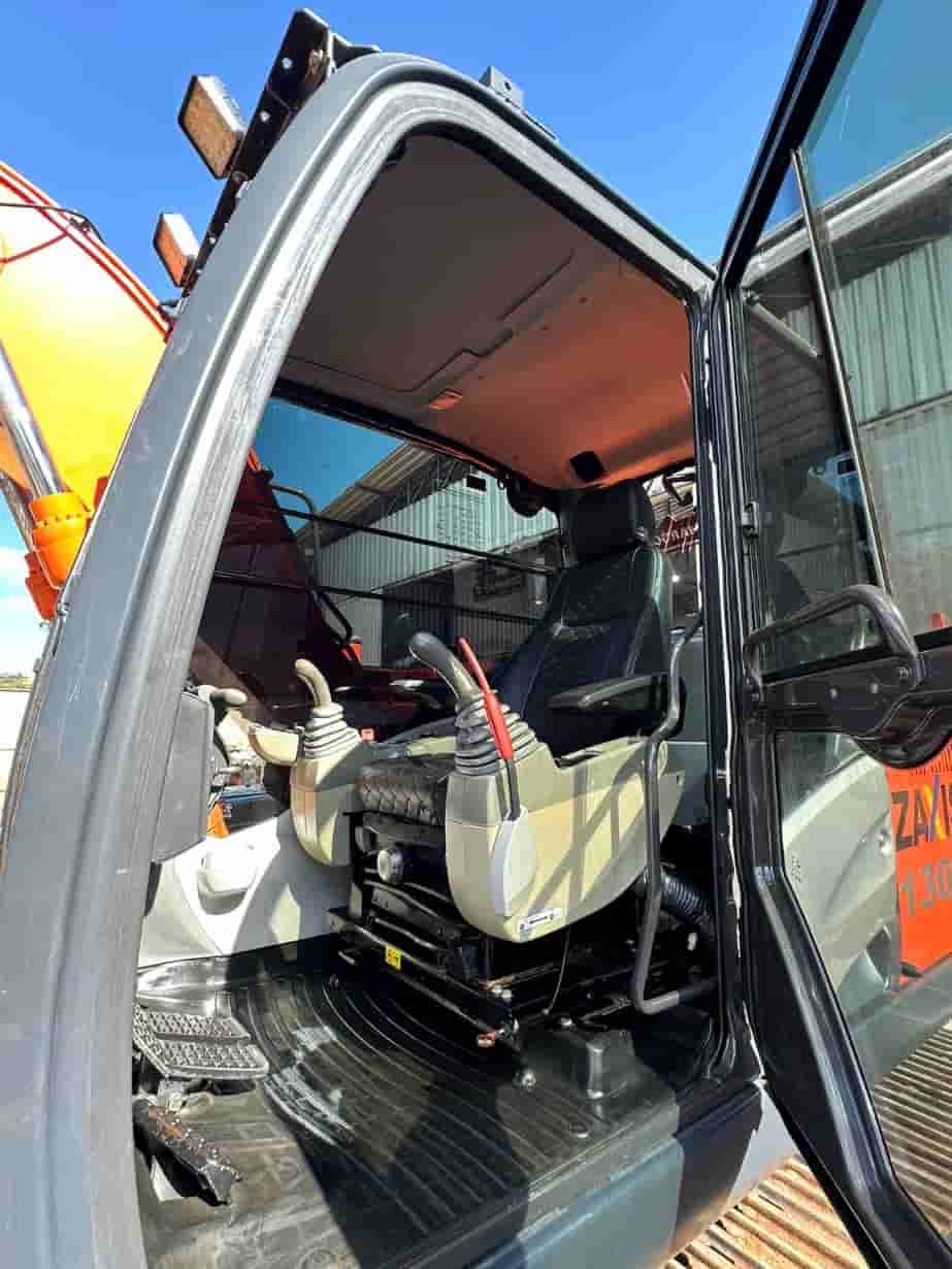 Escavadeira Hitachi ZX130  2017