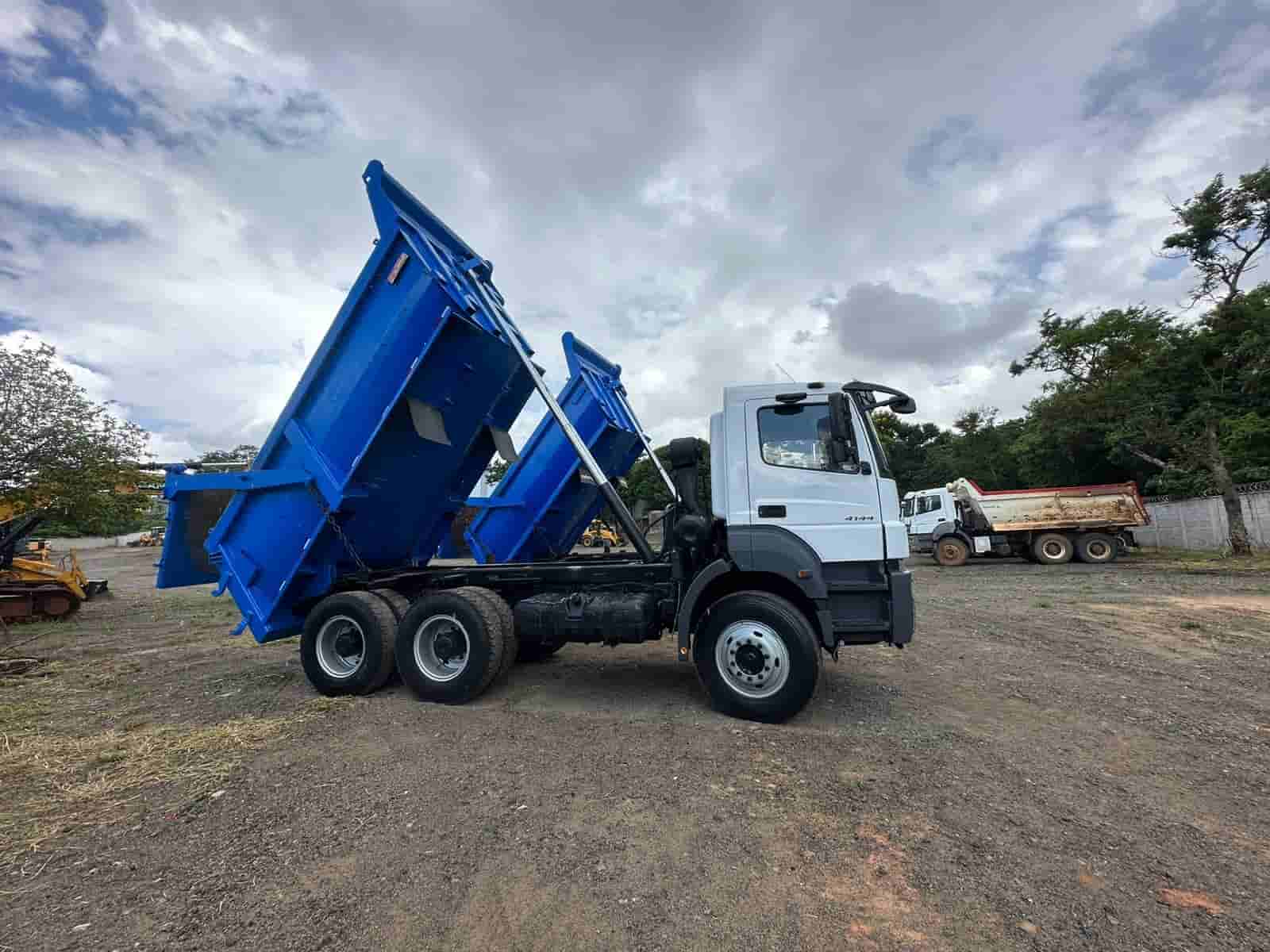 Caminhão Caçamba Axor 4144 6X4 2017/17 