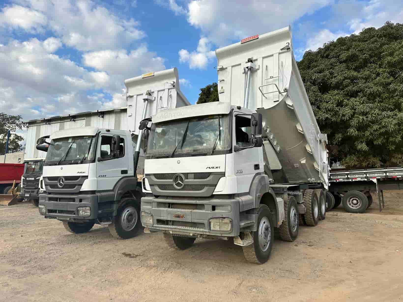 Caminhão Caçamba Axor 4144 8X4 2021/21