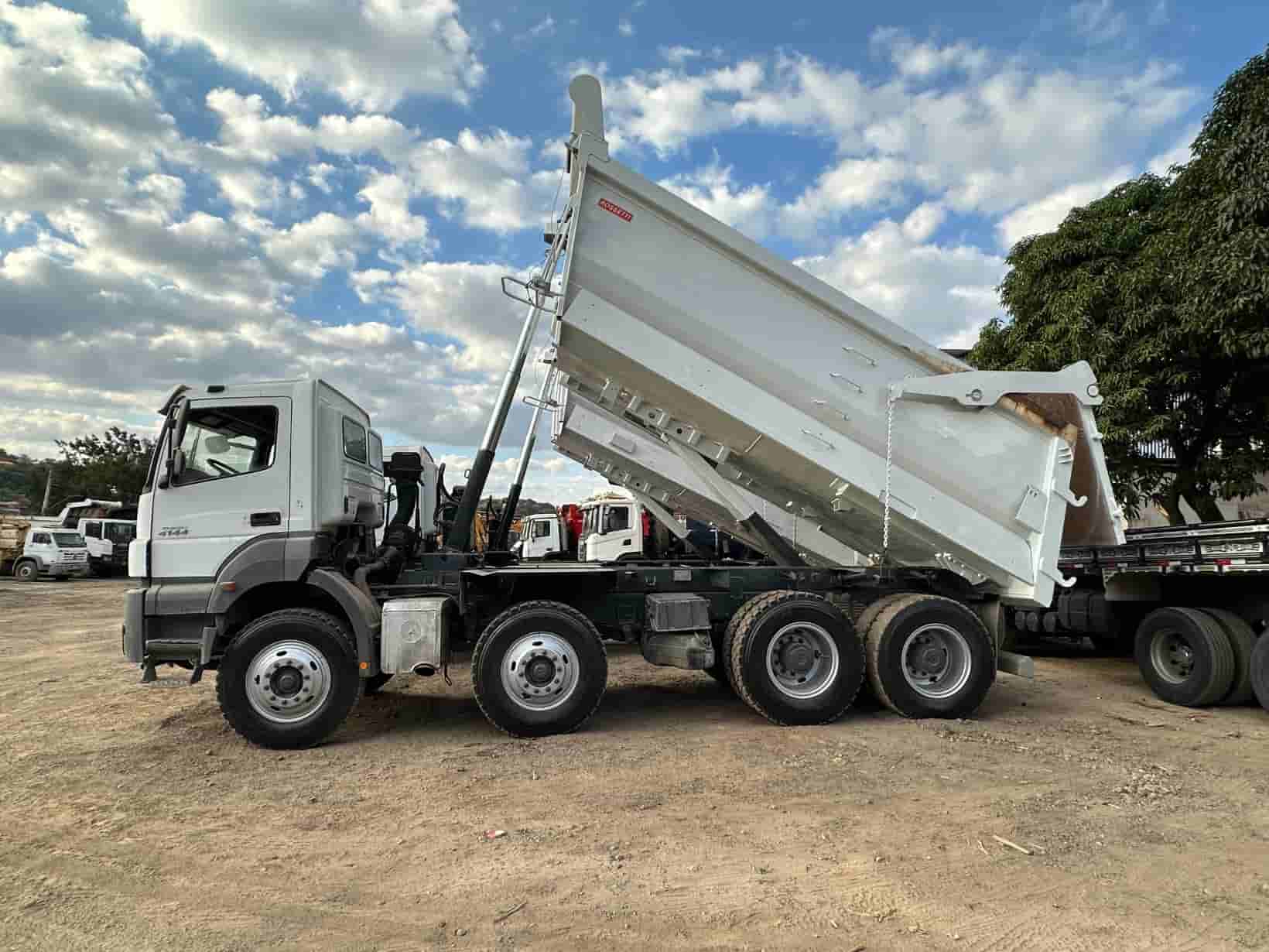 Caminhão Caçamba Axor 4144 8X4 2021/21