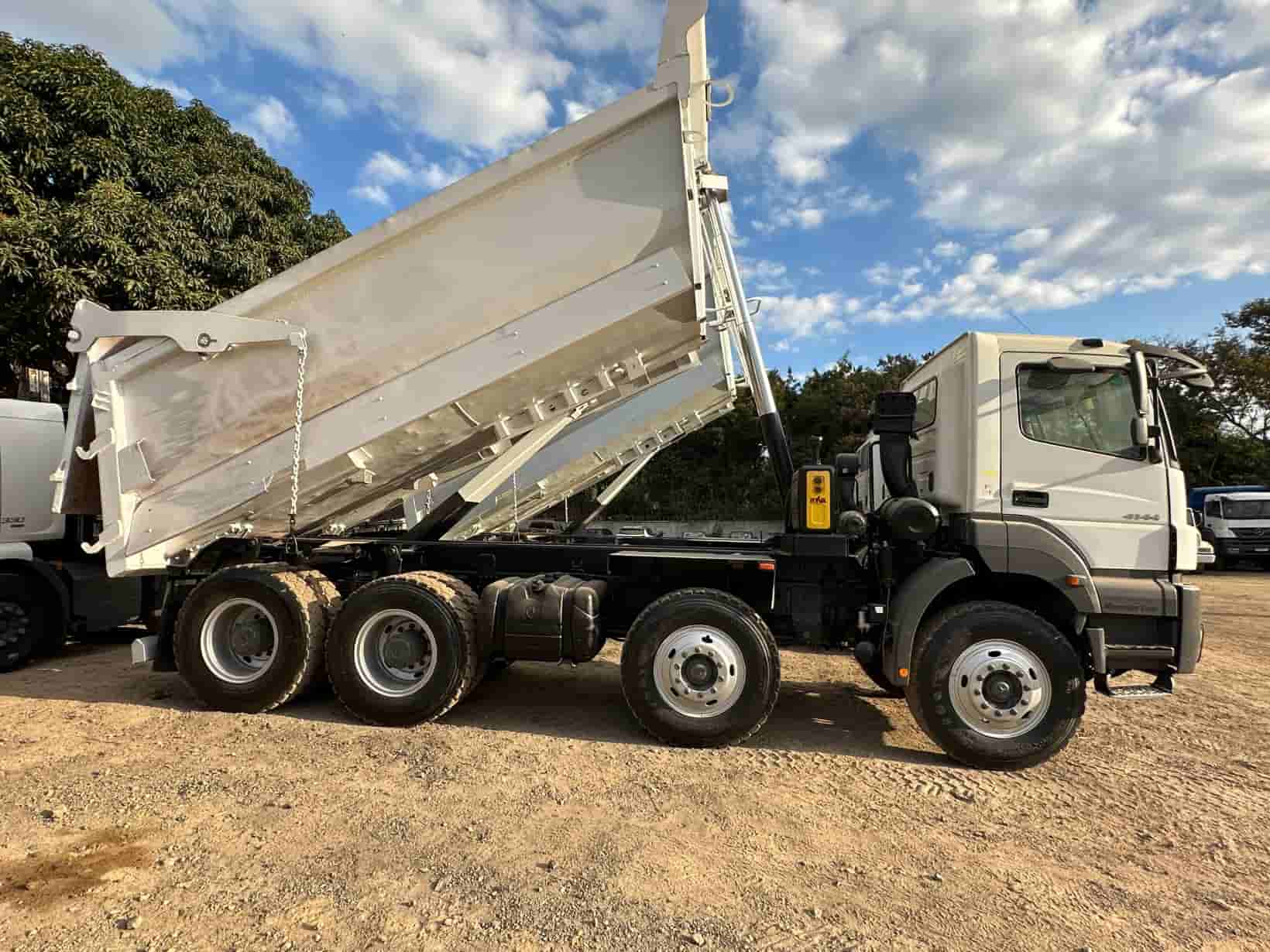Caminhão Caçamba Axor 4144 8X4 2021/21