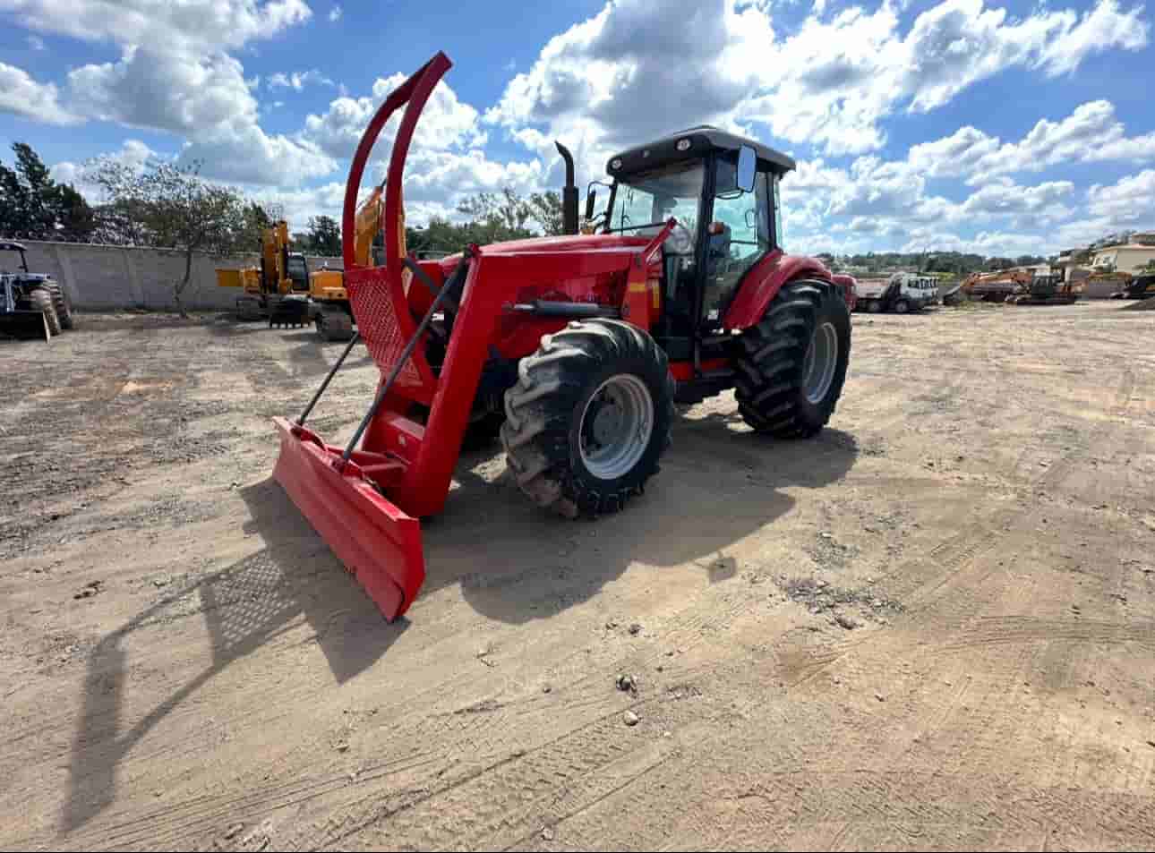 Trator Massey Ferguson MF 7150 2014
