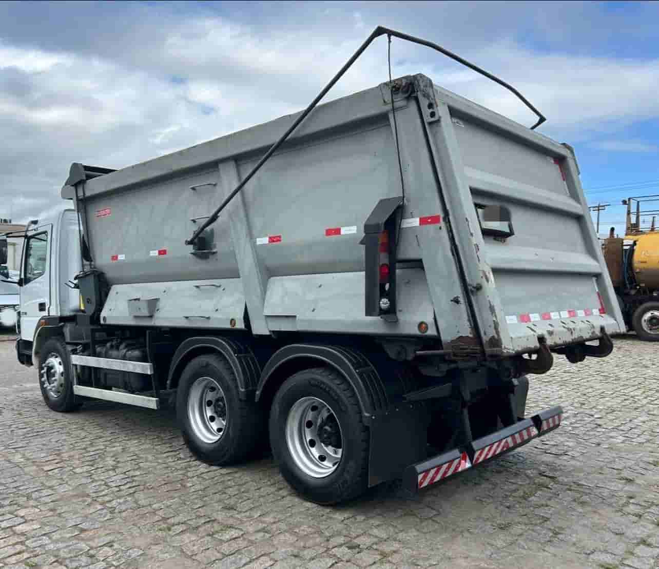 MB 2730 2022, 6x4, com caçamba de 17 ㎥ e 26.000 km