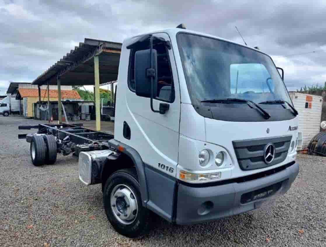Caminhão Mercedes-Benz 1016 2022