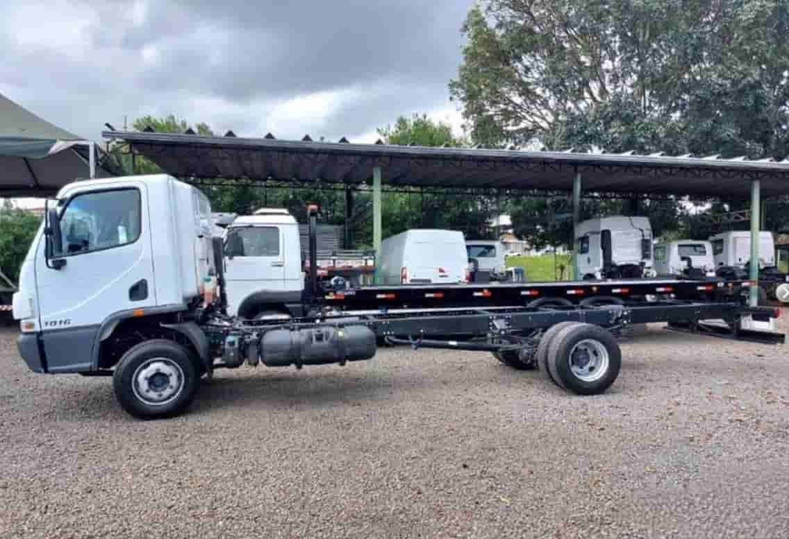 Caminhão Mercedes-Benz 1016 2022