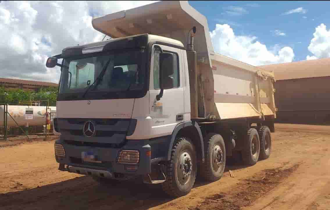 Caminhão Mercedes-Benz 4844k 2017