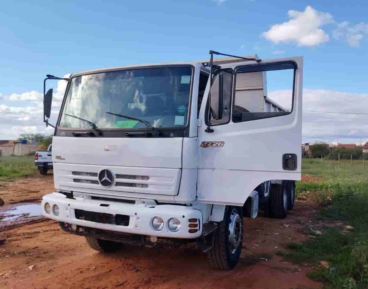Caminhão Mecedes Benz 2726 2011