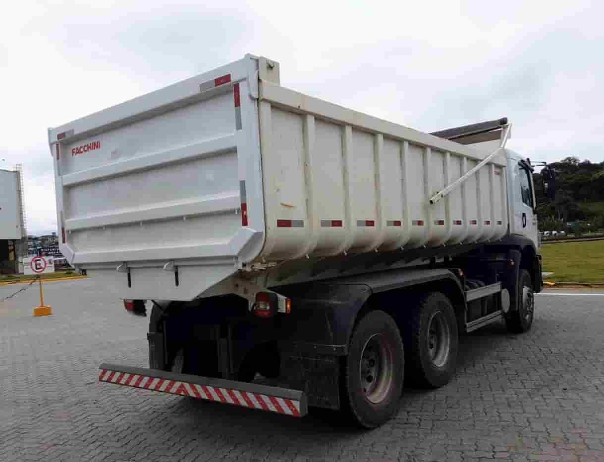 VW 26.280 2023, 6x4, com caçamba de 14 ㎥ e média de 16.000 km