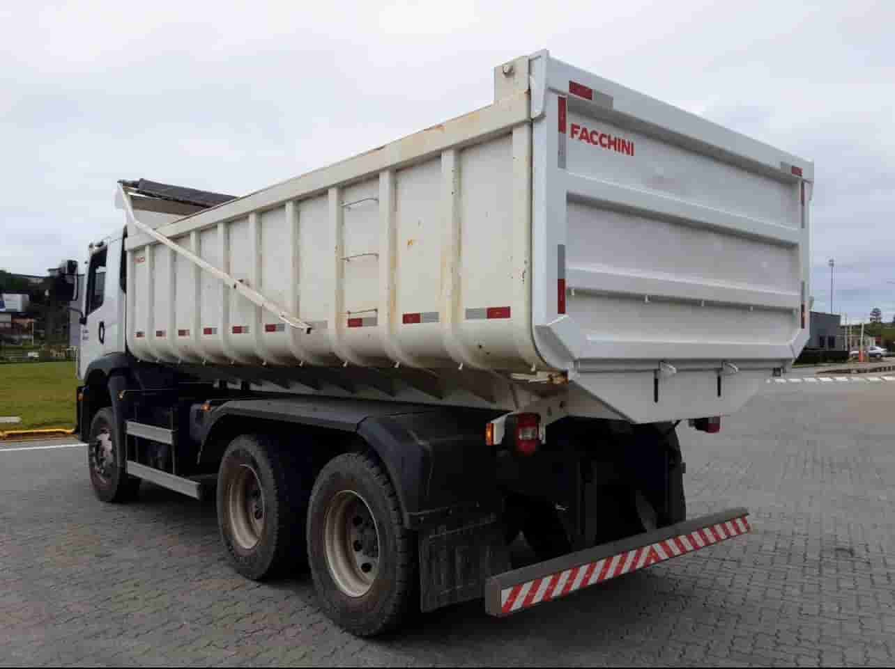 VW 26.280 2023, 6x4, com caçamba de 14 ㎥ e média de 16.000 km