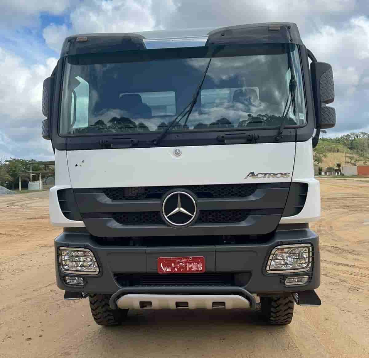 Caminhão Mecedes Benz 4844 2011