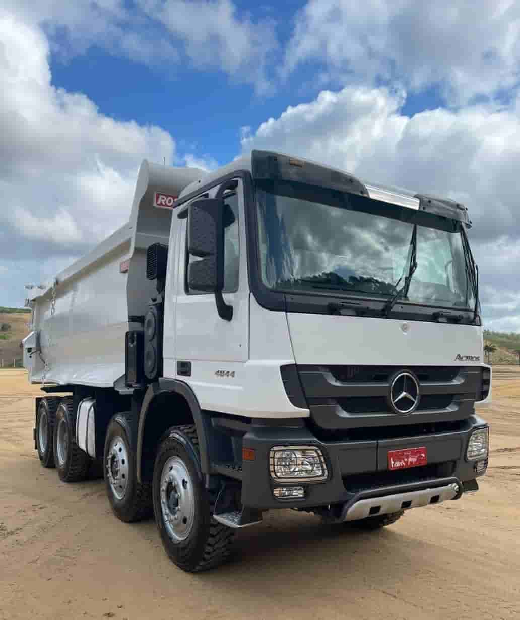 Caminhão Mecedes Benz 4844 2011