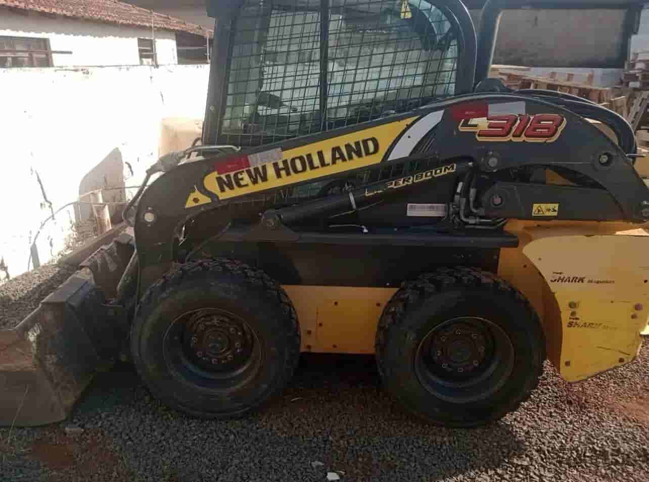 Mini Carregadeira New Holland L318 2022 - imagem de fundo