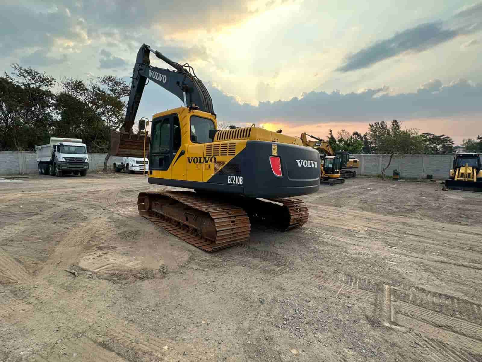 Escavadeira Volvo EC210B 2014