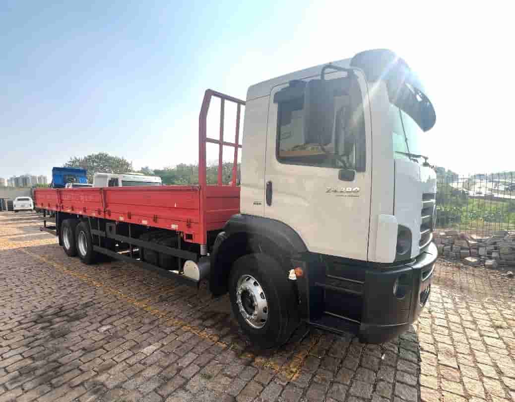 Caminhão Volkswagen 24.280 CRM 6X2	 2012