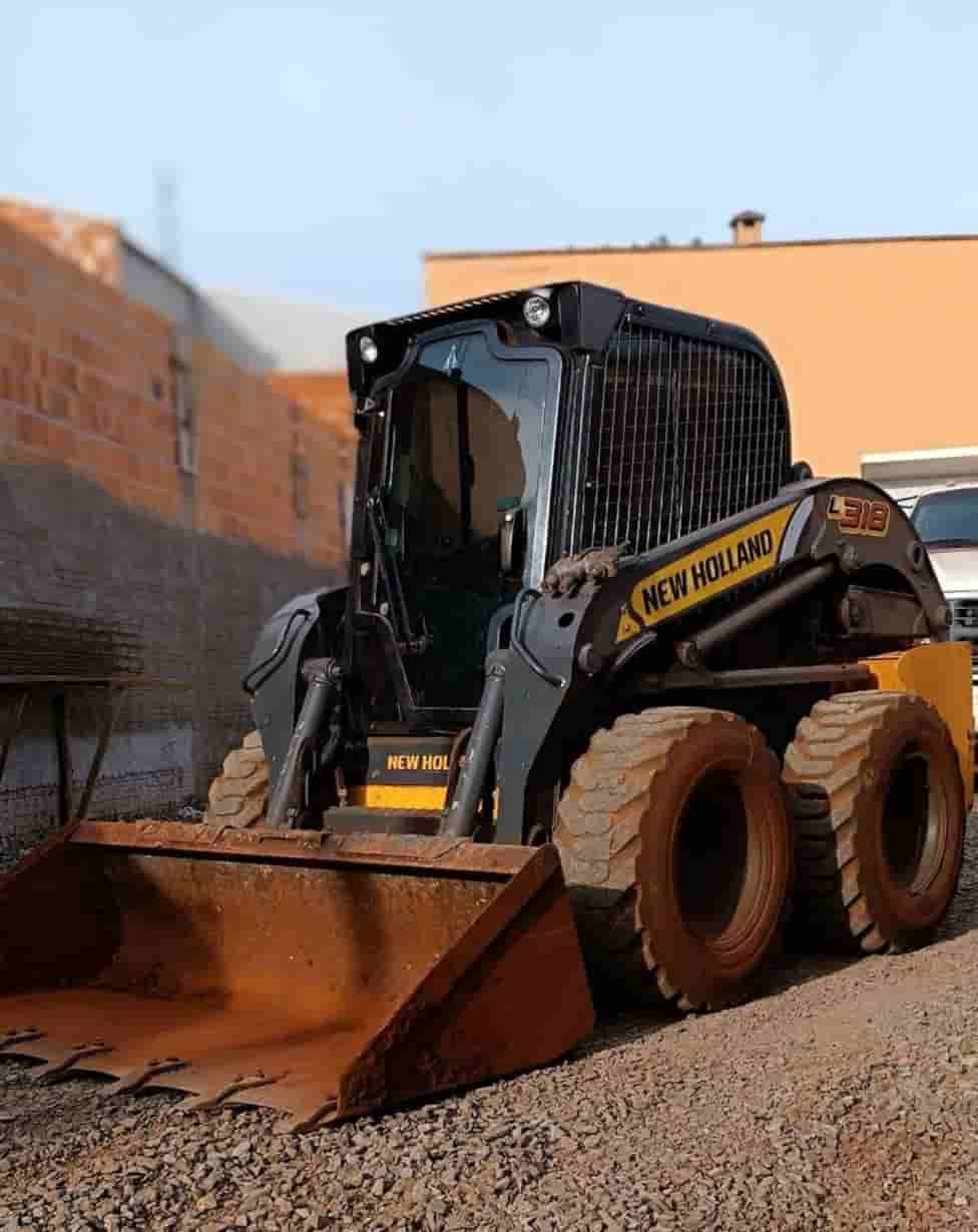 Mini Carregadeira New Holland L318 2020 - imagem de fundo