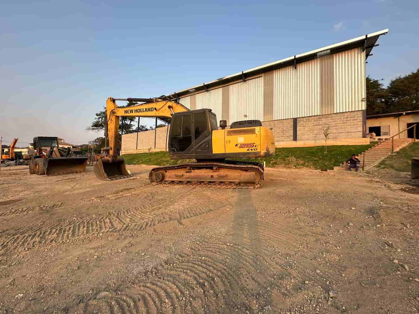 Escavadeira New Holland E215 2018
