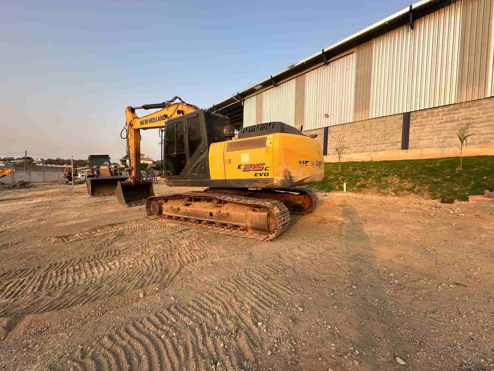 Escavadeira New Holland E215 2018