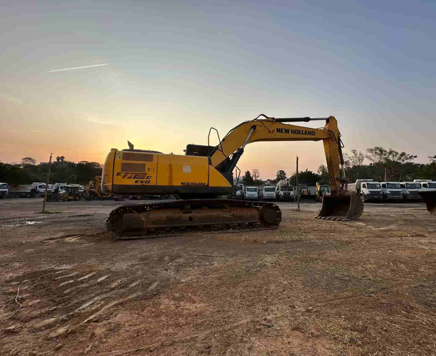 Escavadeira New Holland E215 2018