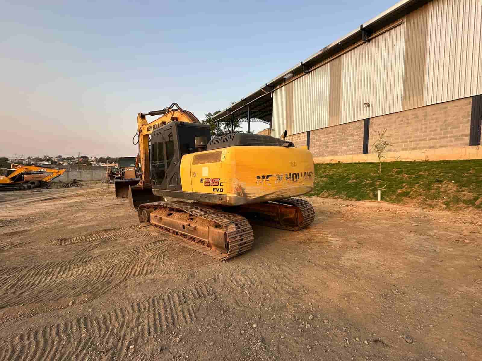 Escavadeira New Holland E215 2018