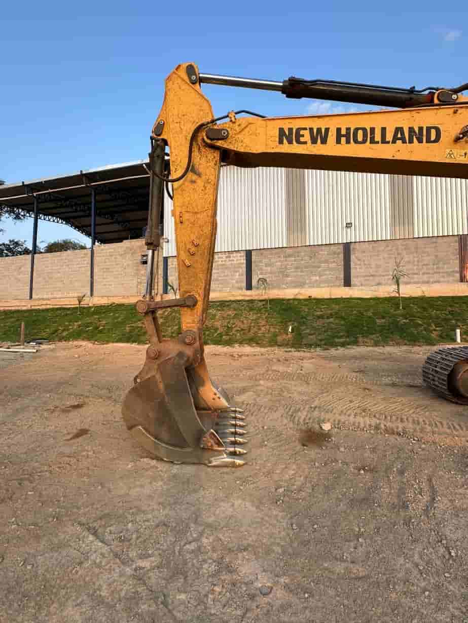 Escavadeira New Holland E215 2018