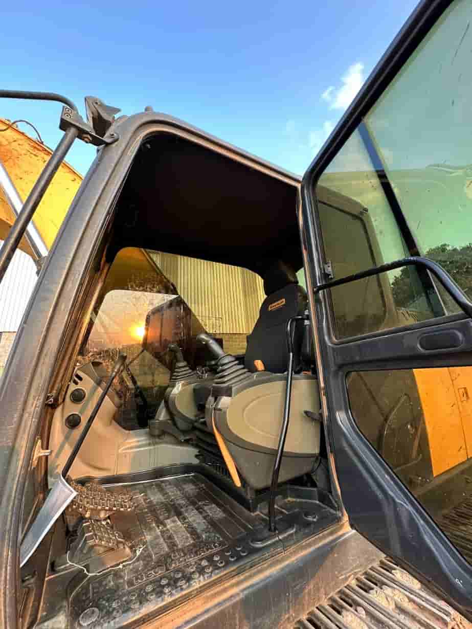 Escavadeira New Holland E215 2018