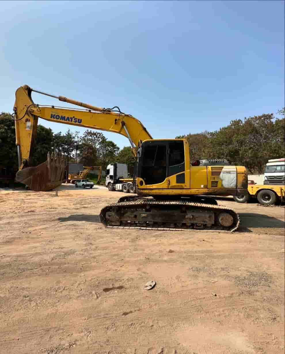 Escavadeira Komatsu PC240