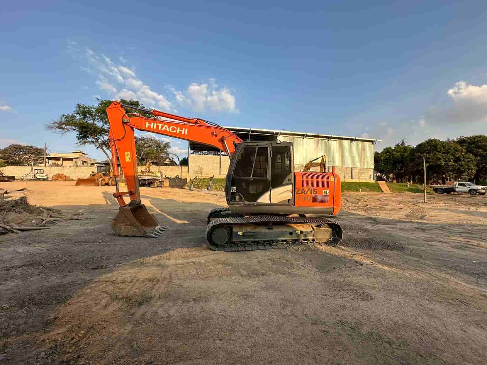 Escavadeira Hitachi ZX130 