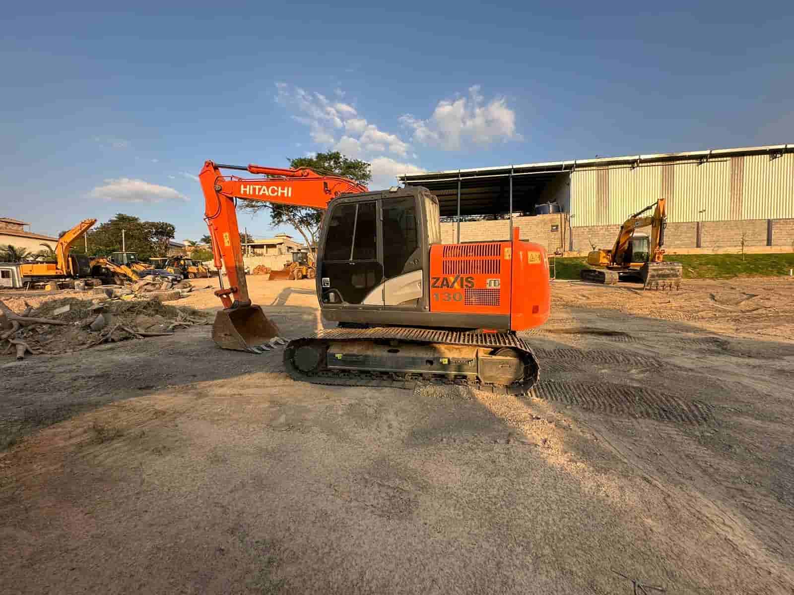 Escavadeira Hitachi ZX130 