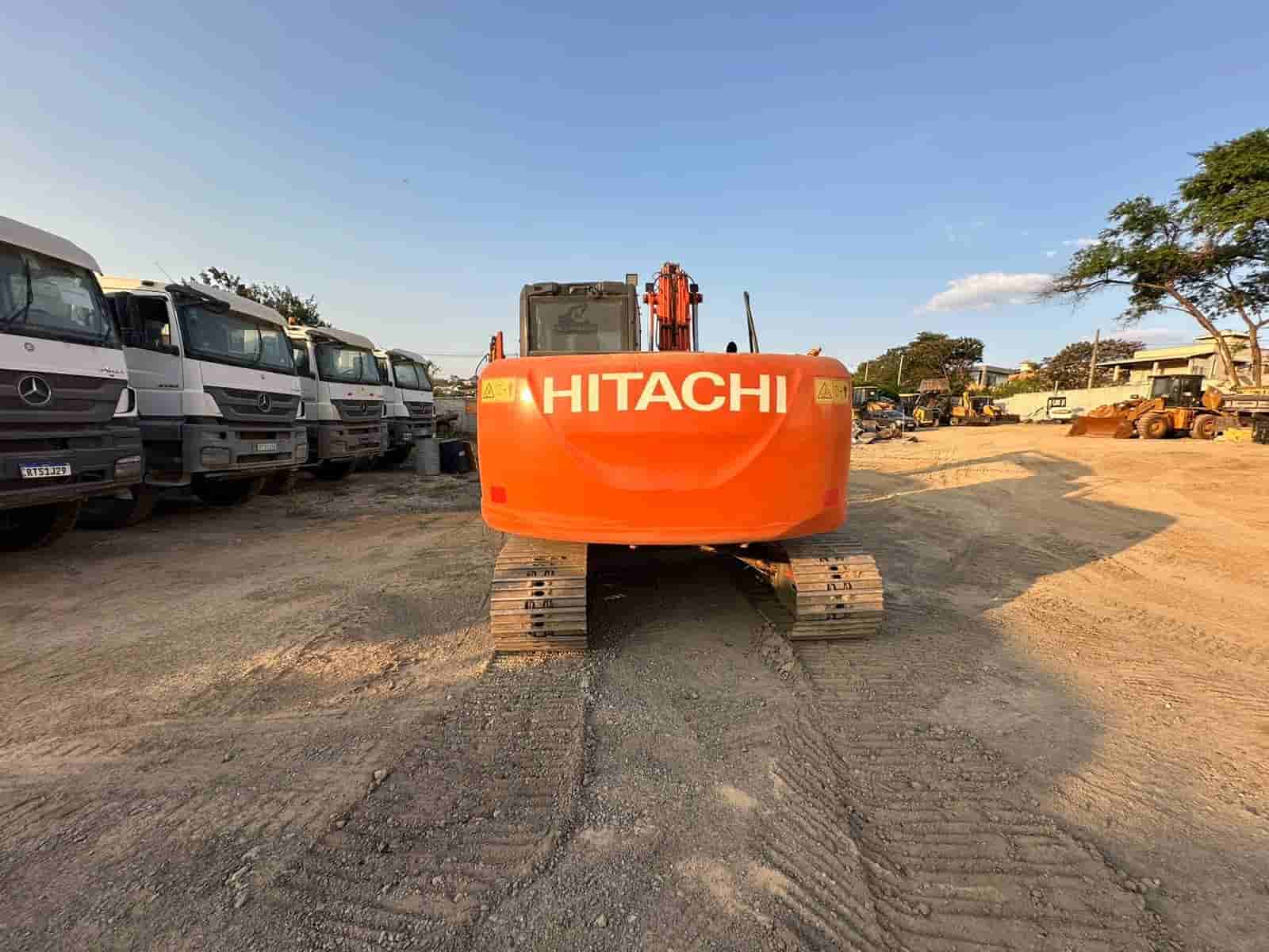 Escavadeira Hitachi ZX130 