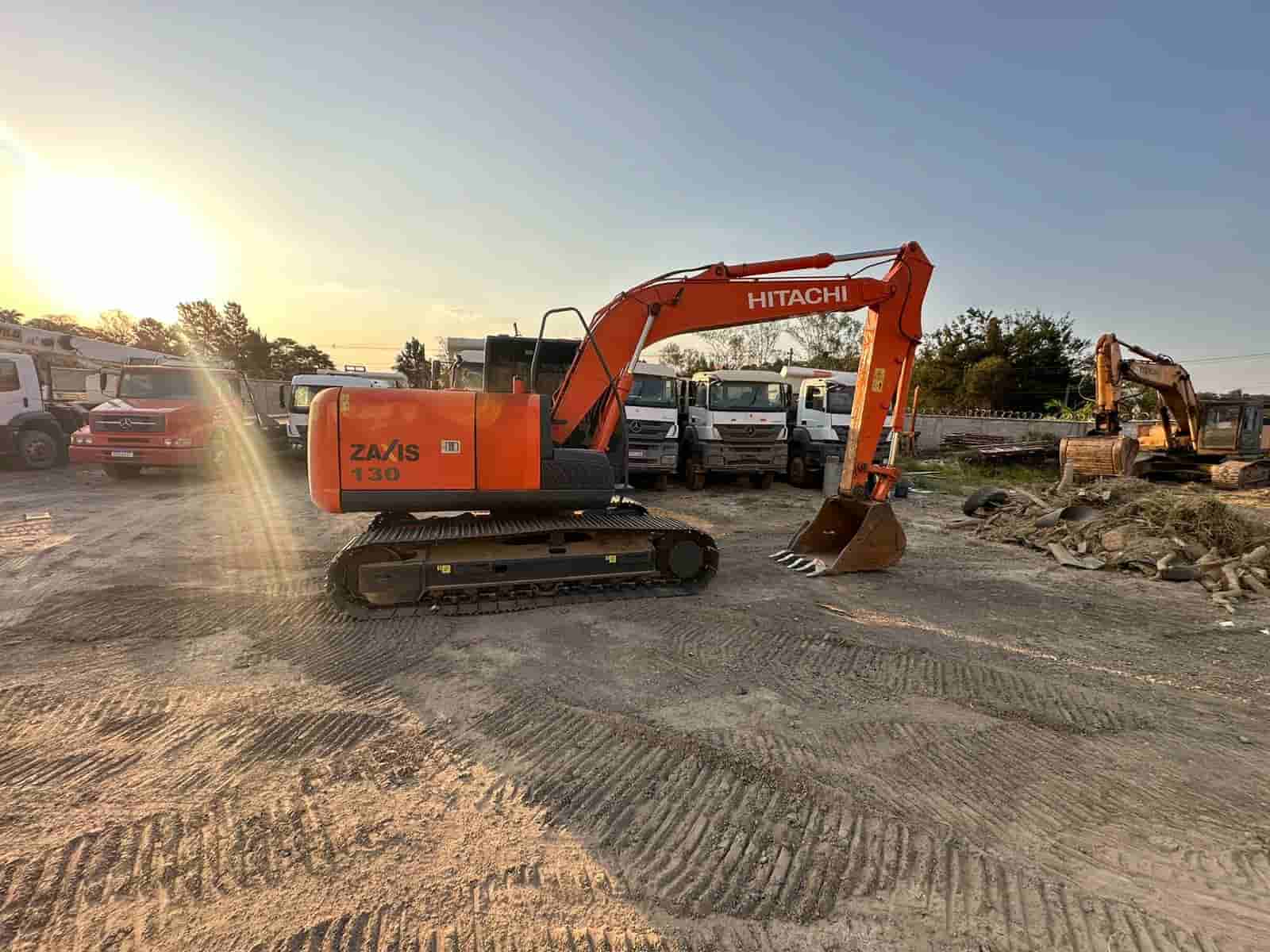 Escavadeira Hitachi ZX130 