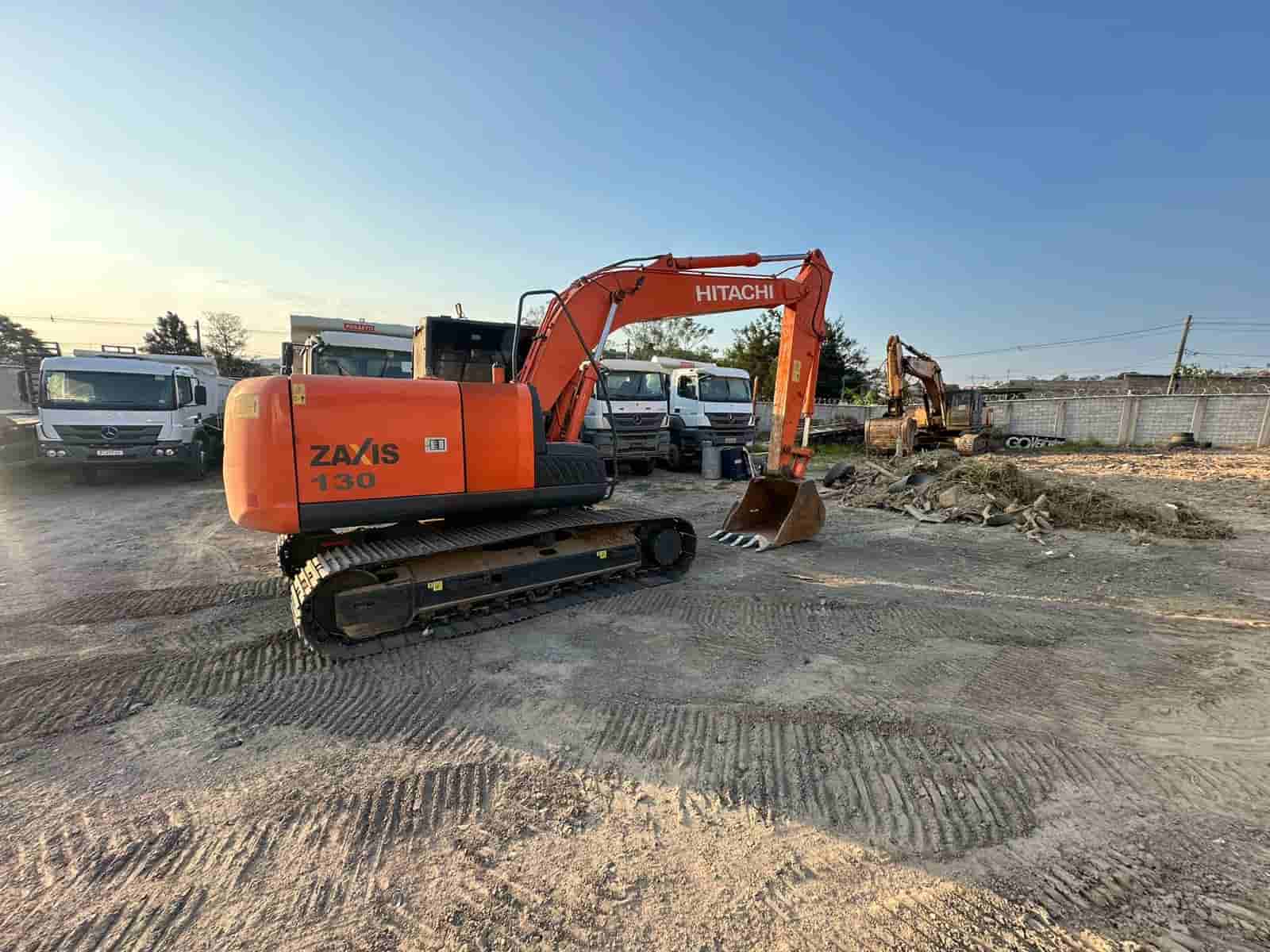 Escavadeira Hitachi ZX130 