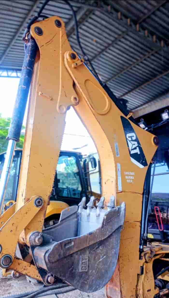Retroescavadeira Caterpillar 416E 2013