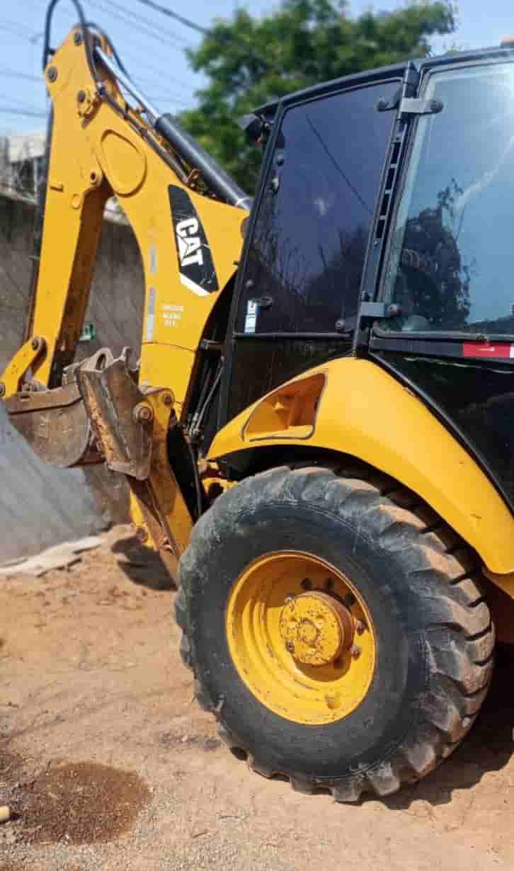 Retroescavadeira Caterpillar 416E 2013