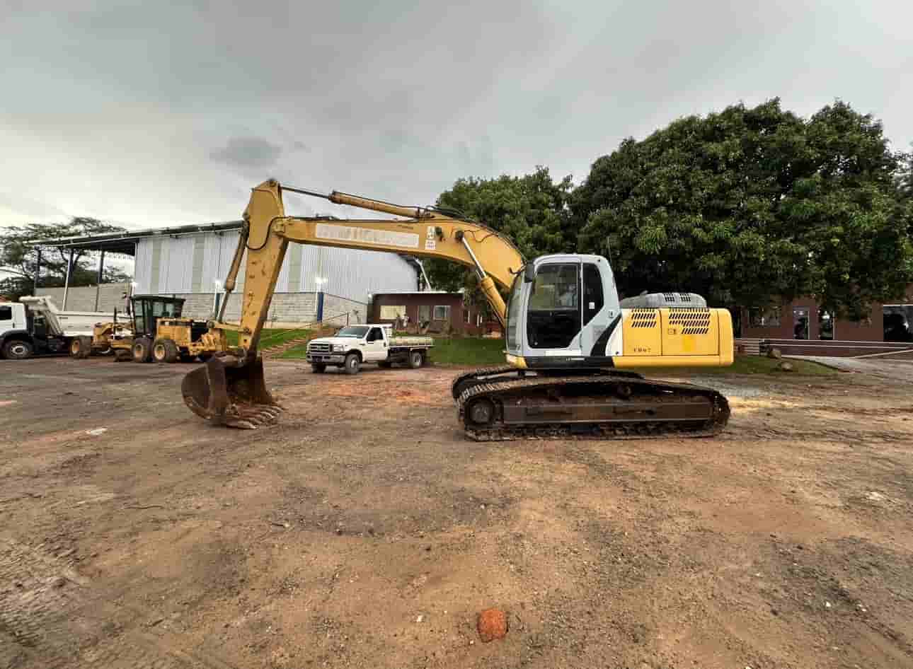Escavadeira New Holland  E215 B 2010
