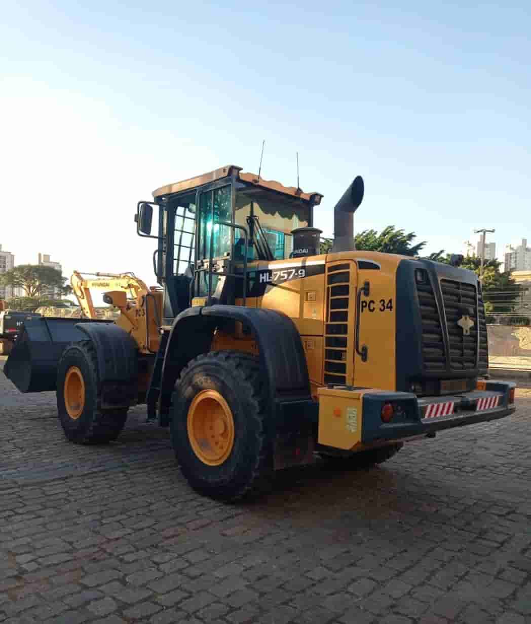 Pá Carregadeira Hyundai HL757 9S 2021