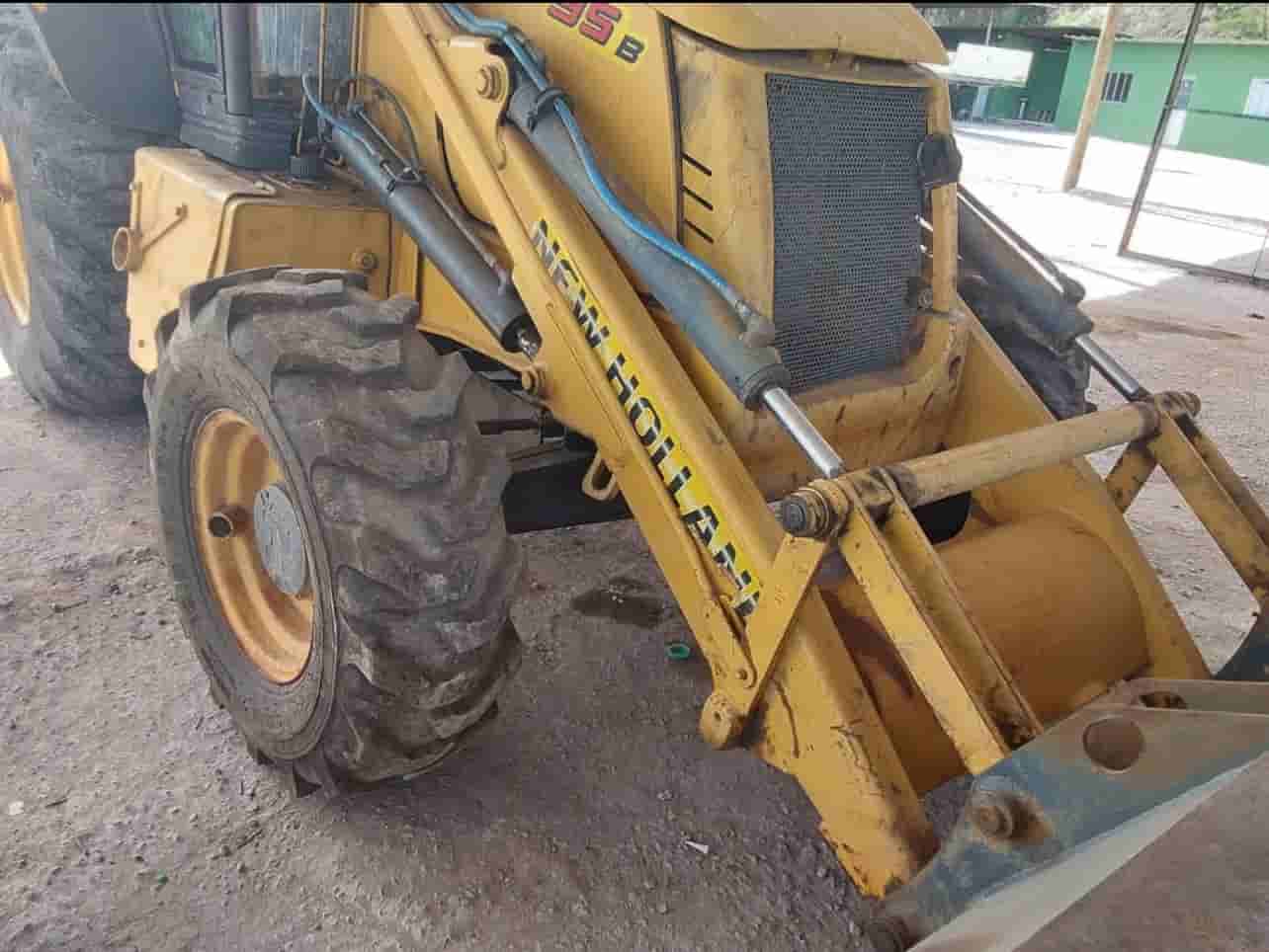 Retroescavadeira New Holland B95B 2014