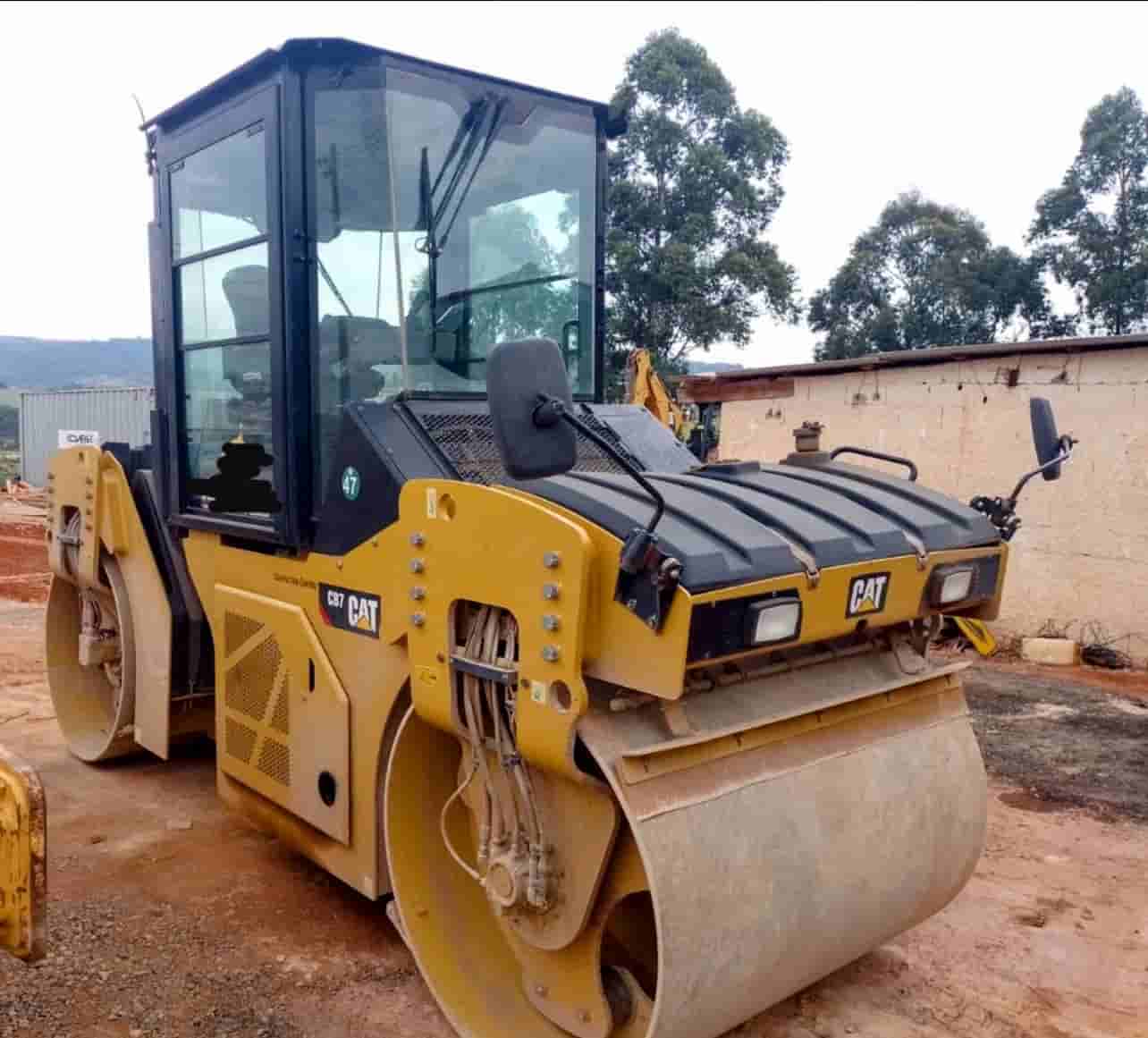Rolo Compactador Caterpillar CB14 2022