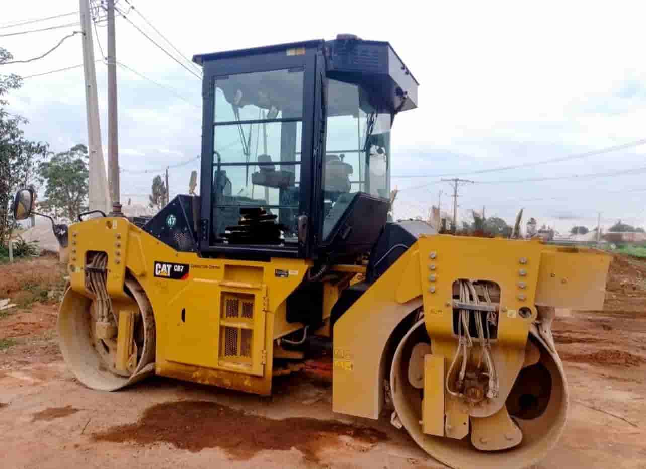 Rolo Compactador Caterpillar CB14 2022