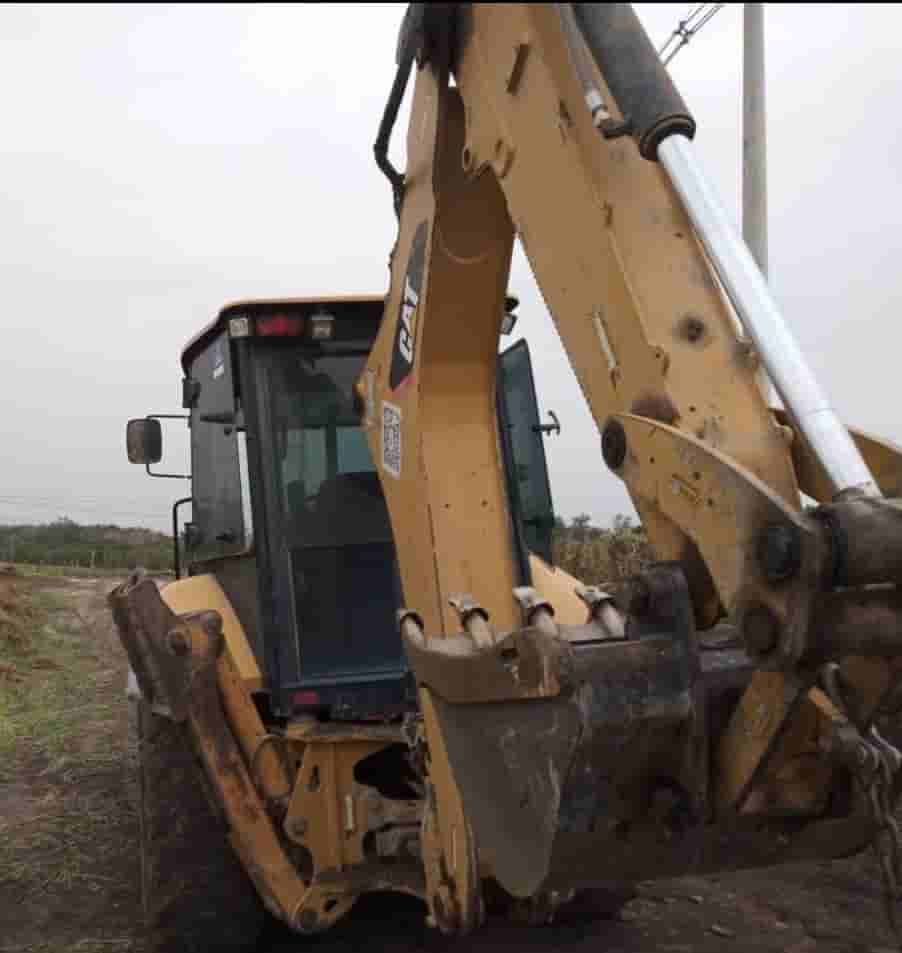 Retroescavadeira Caterpillar 416F2 2016