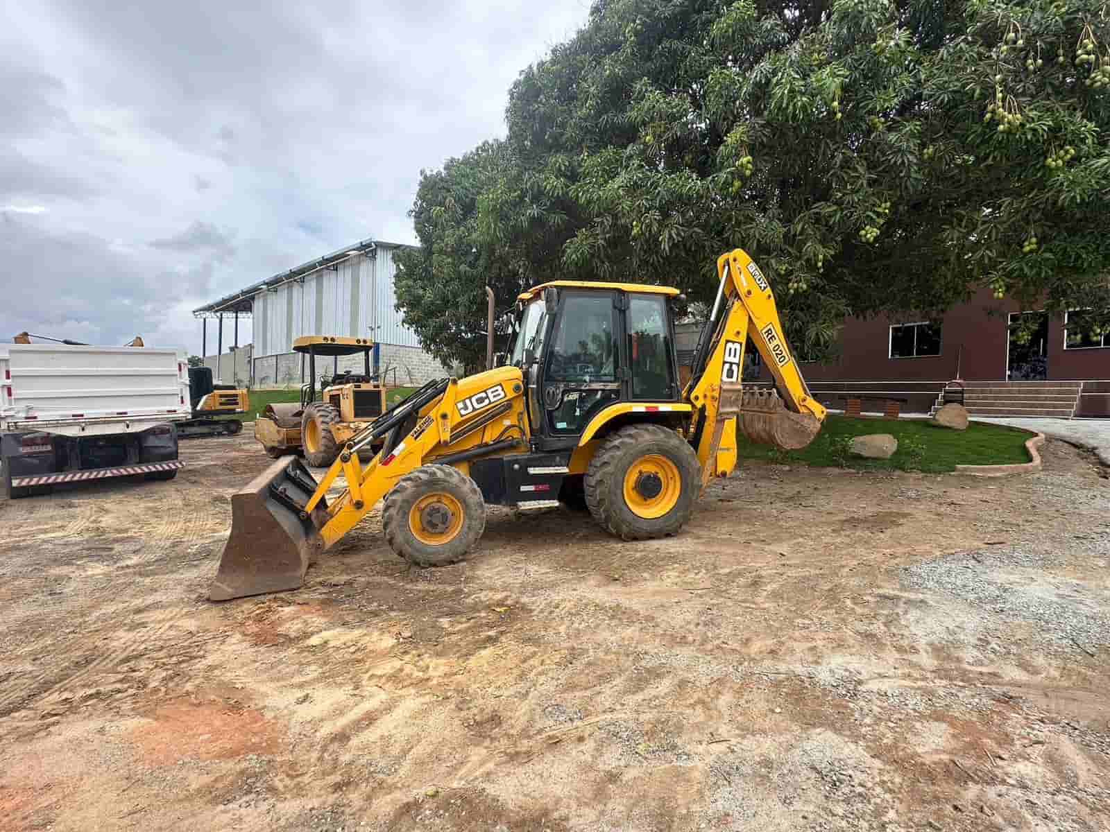 Retroescavadeira JCB 3CX