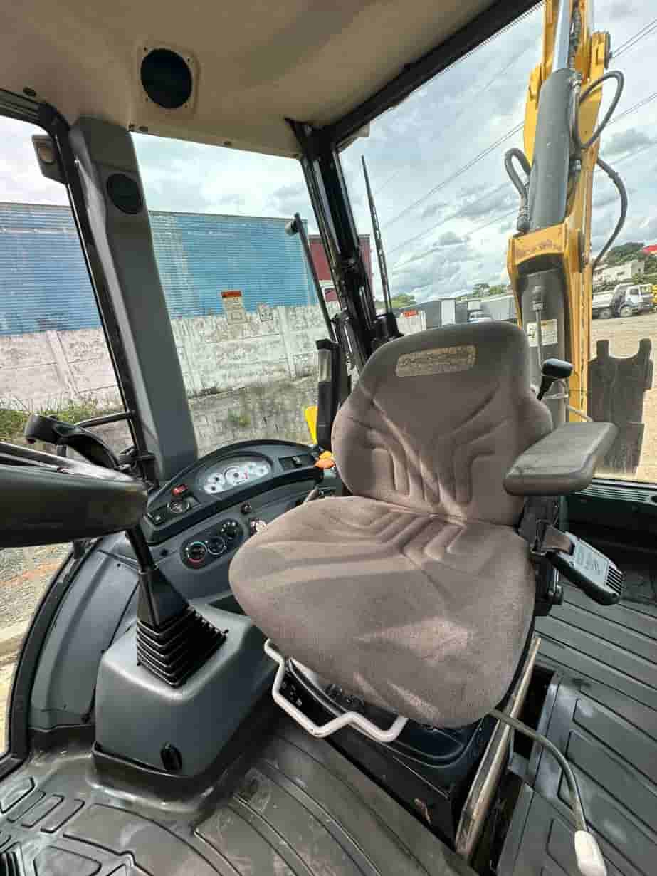 Retroescavadeira New Holland B110B